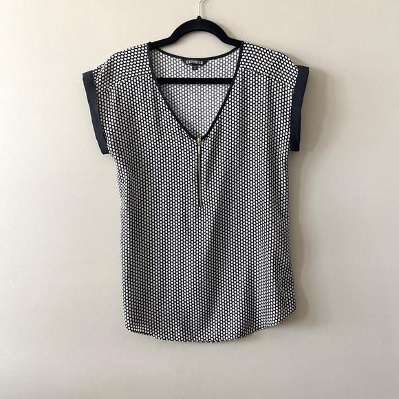 express Tshirt Blouse size small. EUC - Picture 2 of 9
